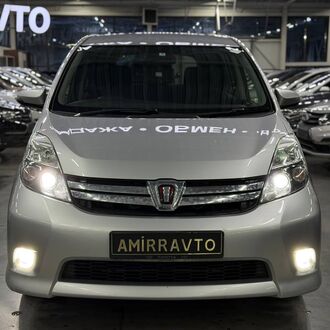 Toyota ISIS 1.8 CVT (130л.с)
