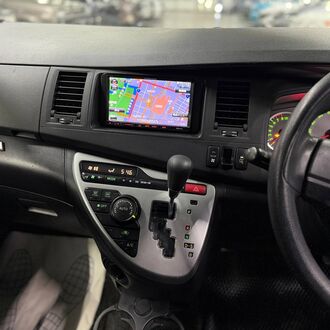 Toyota ISIS 1.8 CVT (130л.с)