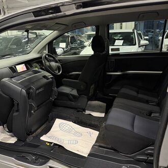 Toyota ISIS 1.8 CVT (130л.с)