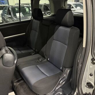 Toyota ISIS 1.8 CVT (130л.с)