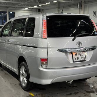 Toyota ISIS 1.8 CVT (130л.с)