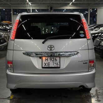 Toyota ISIS 1.8 CVT (130л.с)