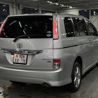 Toyota ISIS 1.8 CVT (130л.с)