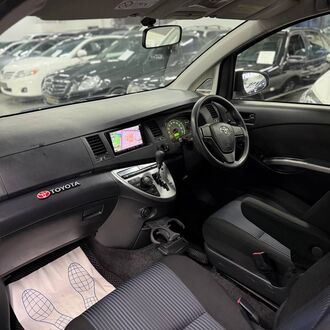 Toyota ISIS 1.8 CVT (130л.с)